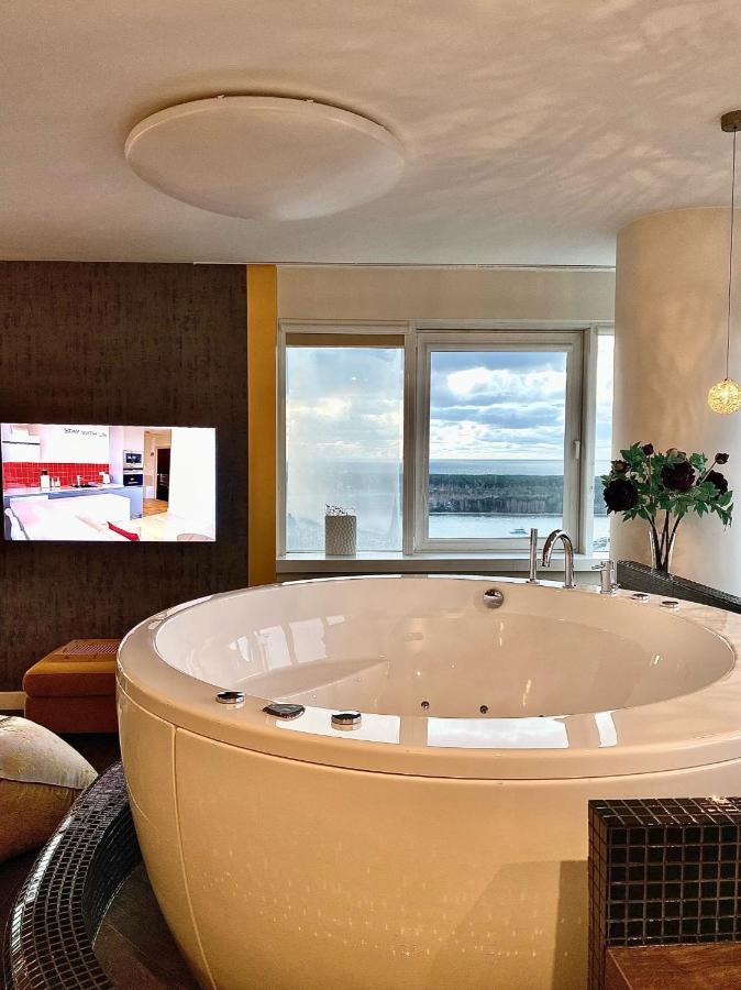 Ferienwohnung Sky Flat Jacuzzi 27 Floor Klaipėda Exterior foto