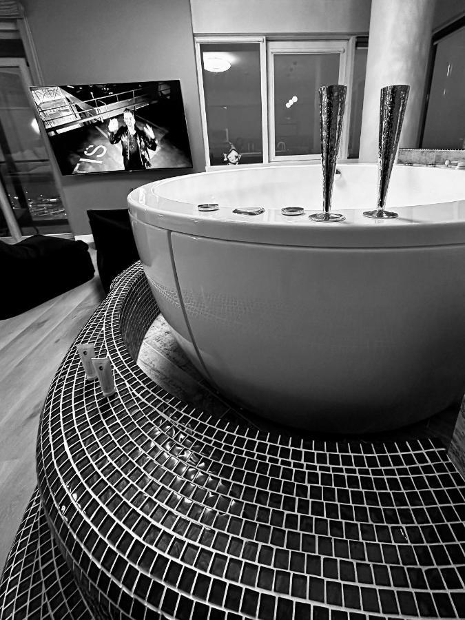 Ferienwohnung Sky Flat Jacuzzi 27 Floor Klaipėda Exterior foto